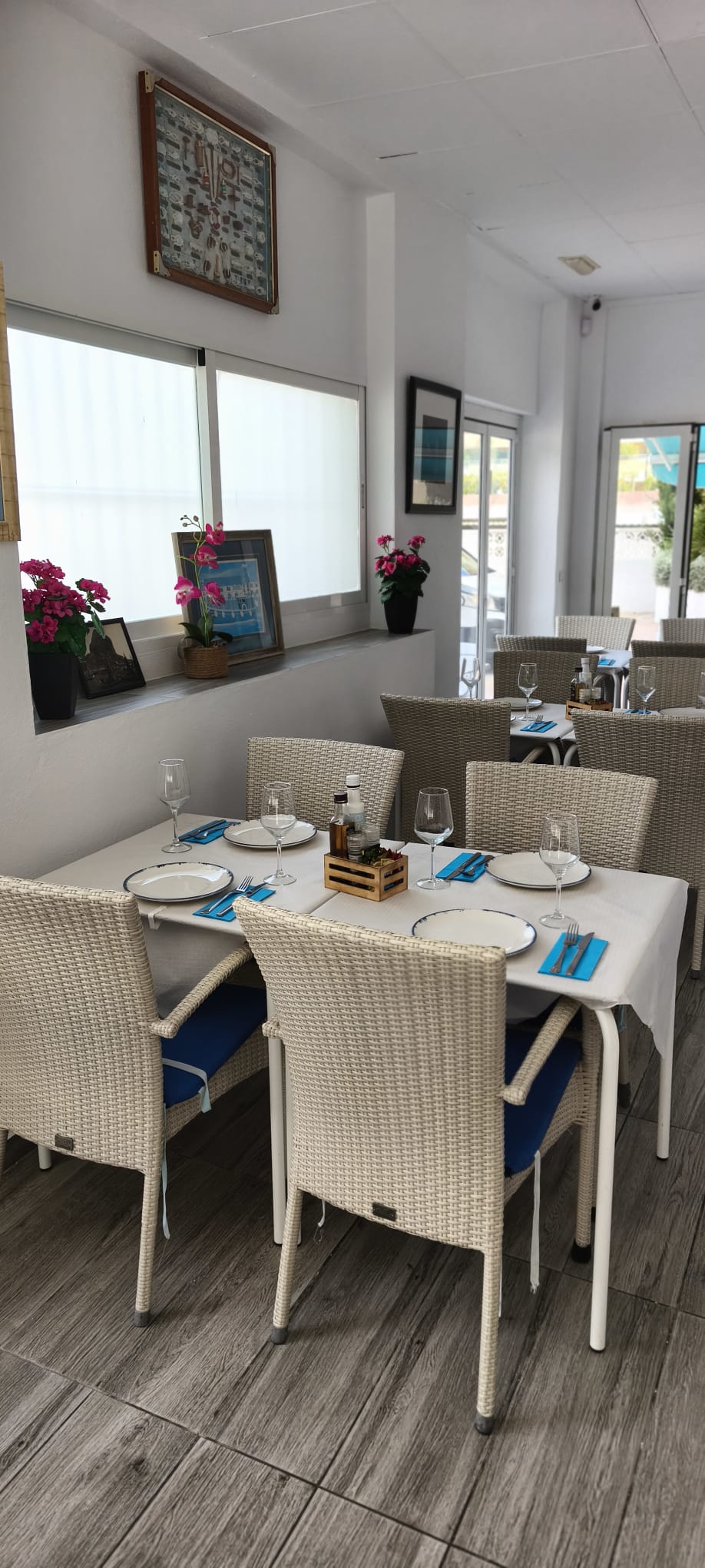 Binnenruimte met gedekte tafel