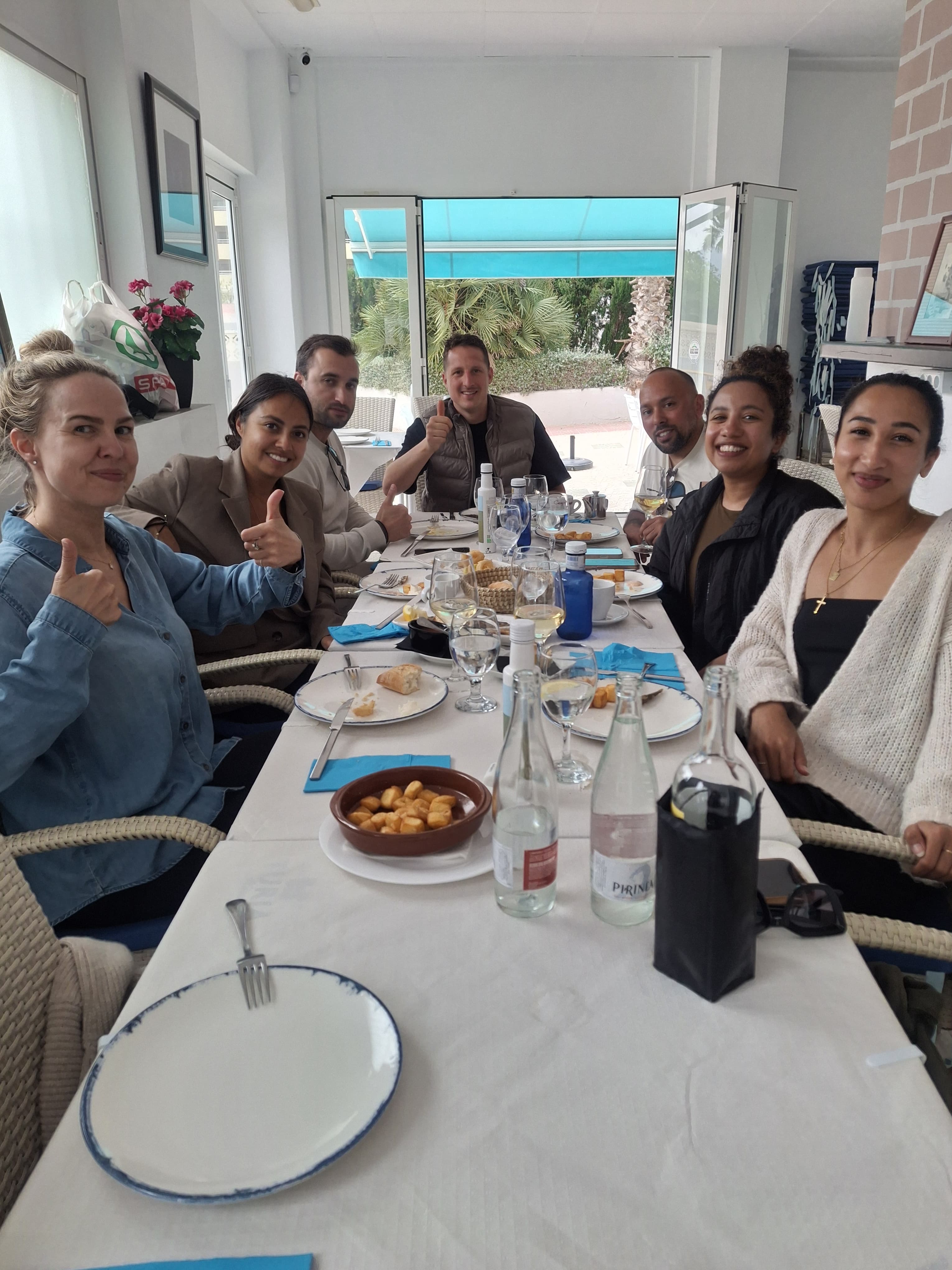 Gasten in restaurant La Mar