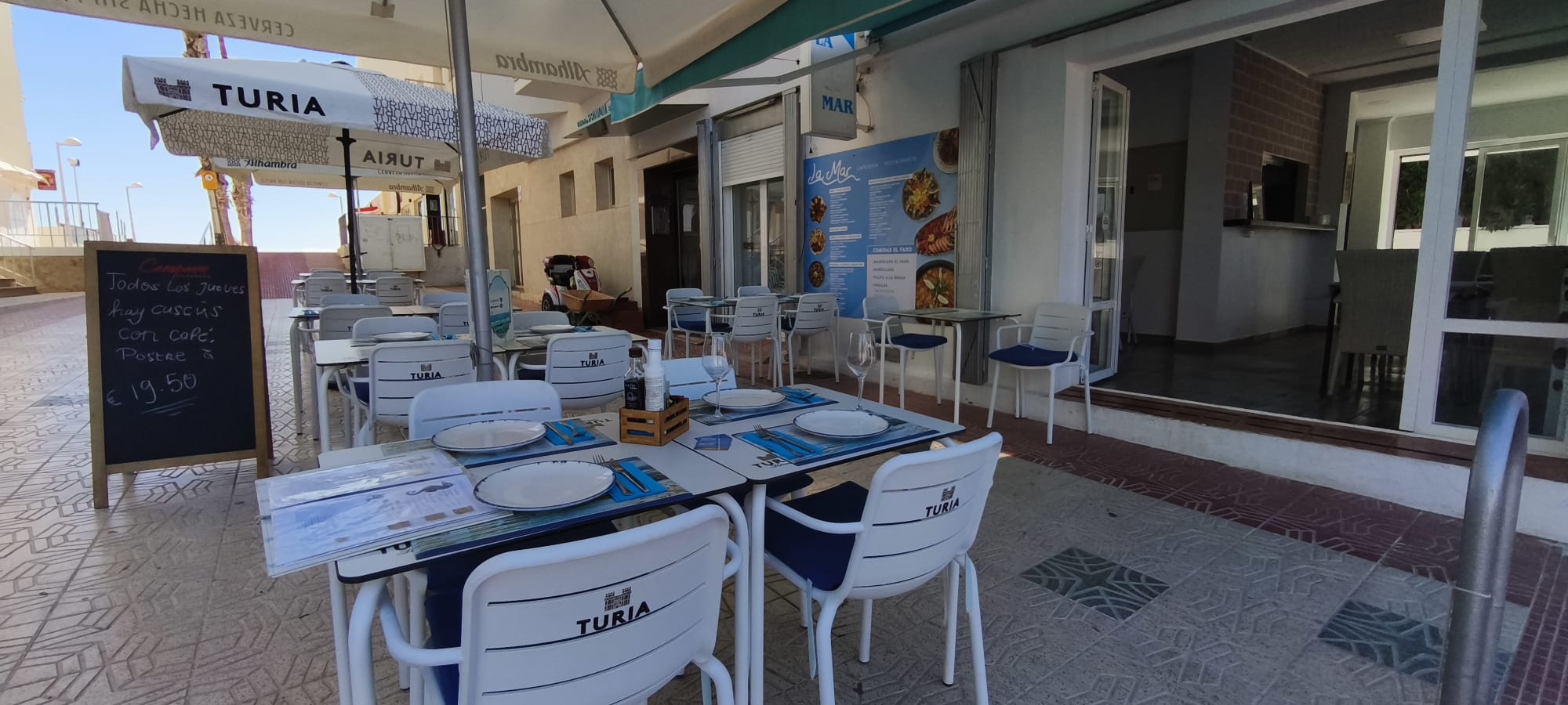 Tafels op het terras van La Mar